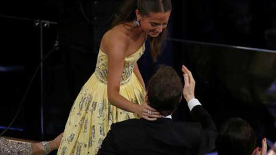 Alicia Vikander, junto a Fassbender al recibir el Oscar.