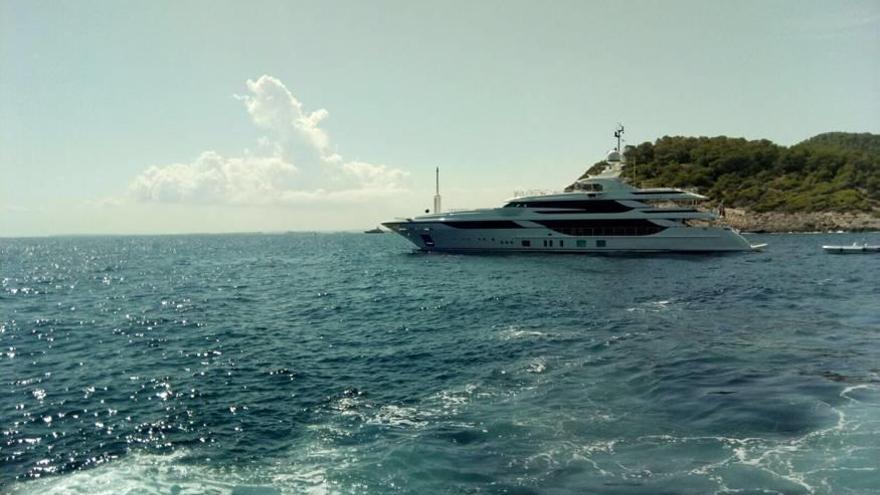 Uno de los barcos denunciados por fondear sobre las praderas de posidonia.