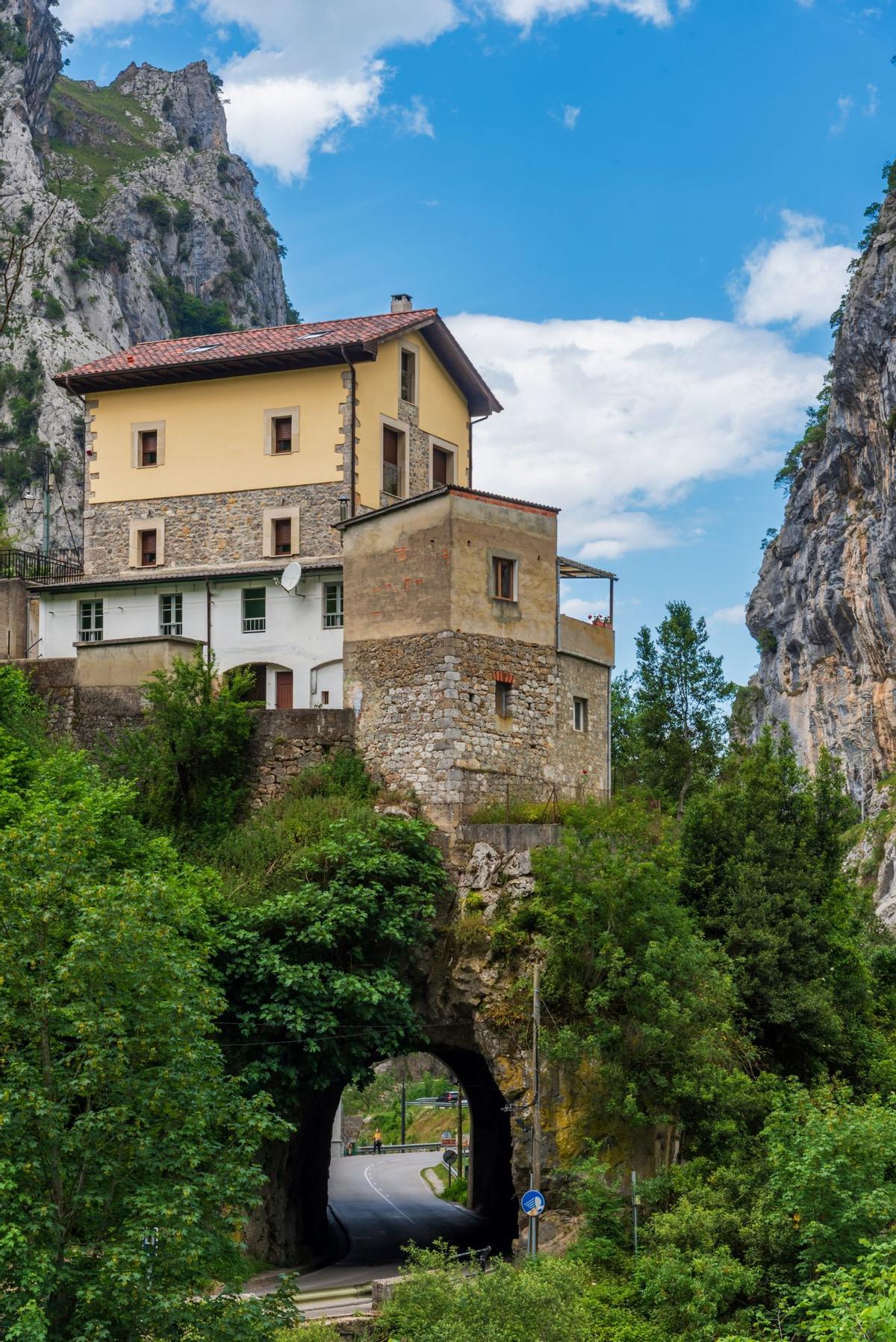 El inicio de la ruta del Cares en el pueblo asturiano de Poncebos
