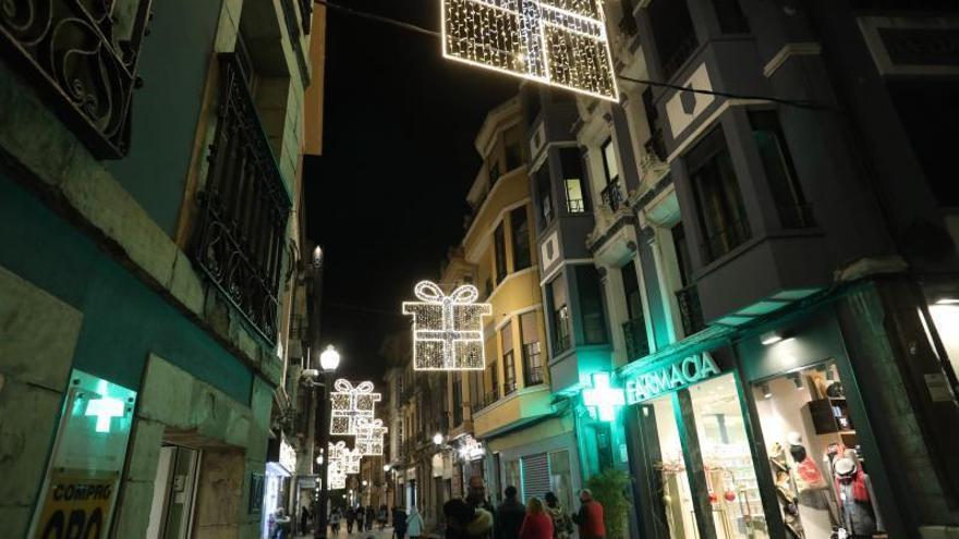 La oposición critica la falta de alumbrado en Avilés: &quot;Navidad siempre es en diciembre&quot;