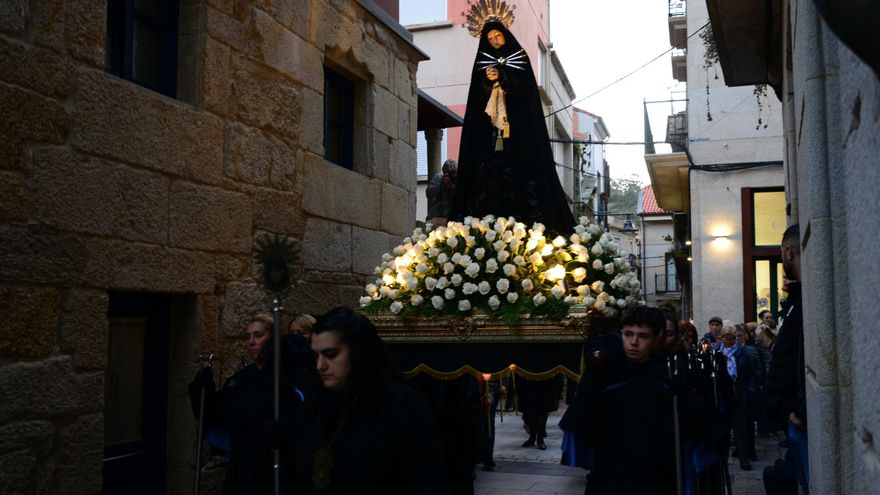 «Levantada» femenina de la Virgen de la Soledad en Cangas