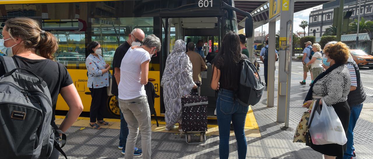 Varios usuarios suben a una guagua municipal en Las Palmas de Gran Canaria.