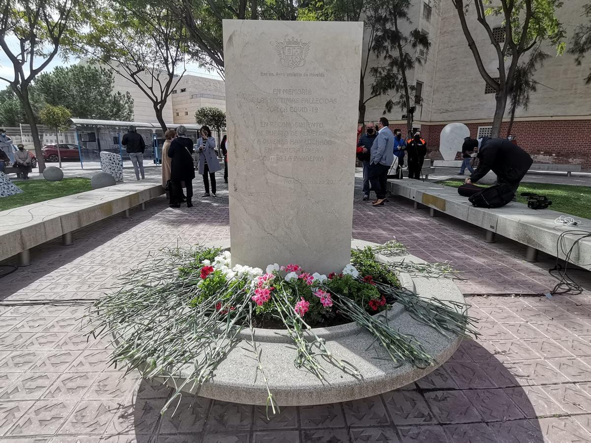 El monolito en recuerdo de los fallecidos por el covid-19 y las personas y colectivos que ayudaron a superar la pandemia en Novelda.
