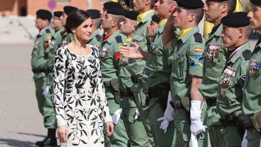 La reina Letizia, ayer, con los militares.