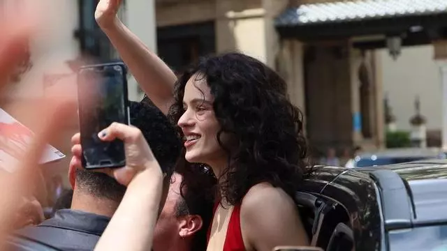Sevilla se vuelca con Rosalía, que se ha paseado por las calles del centro histórico