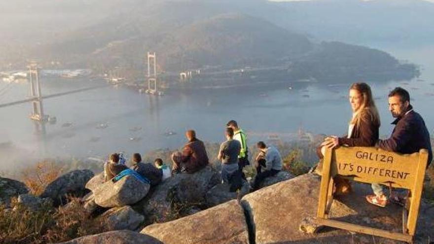 Unas personas disfrutan de las vistas desde el banco de Cedeira, ayer por la tarde, tras su reparación. // FdV