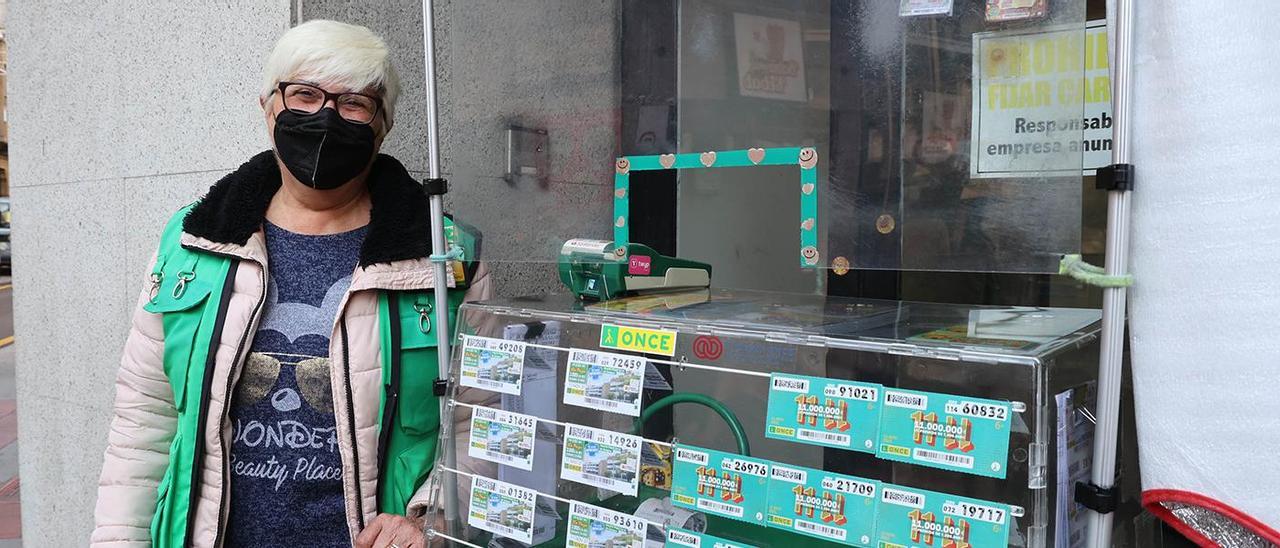 Dolores Rodríguez en su puesto de venta de la ONCE