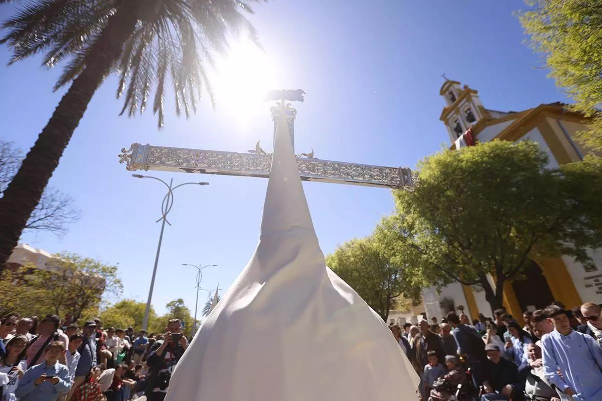 Cruz de guía de La Merced en un cielo soleado.