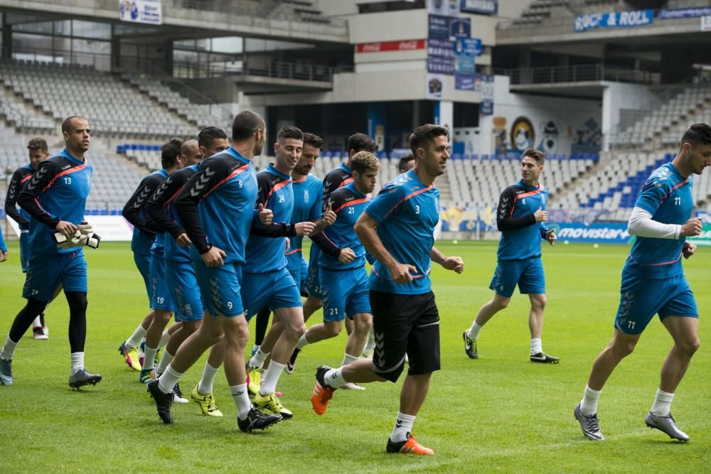 Foto oficial del Real Oviedo y entrenamiento en el Tartiere