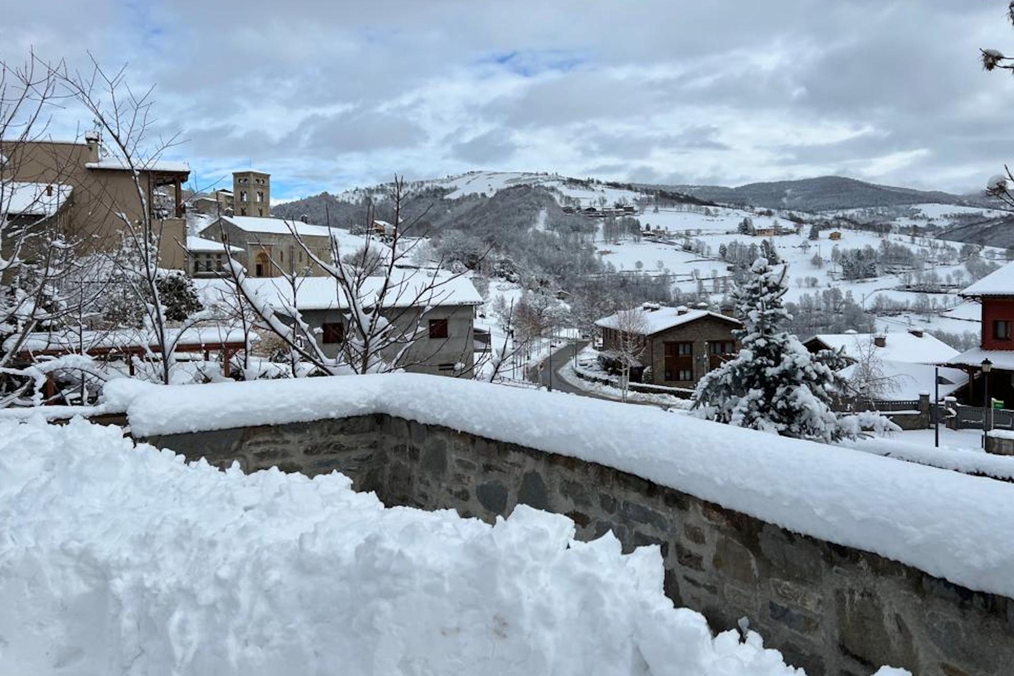 Imatges de Molló i Espinavell amb els gruixos importants de neu