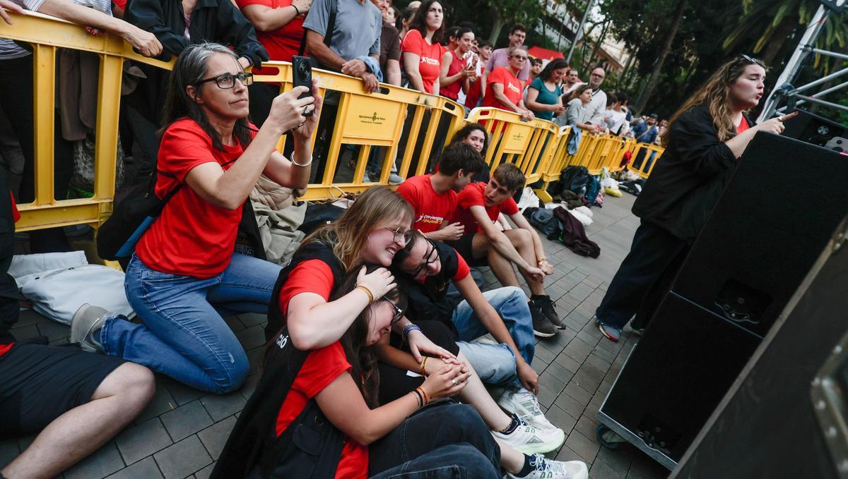 Miles de personas llenan Palma en defensa del catalán