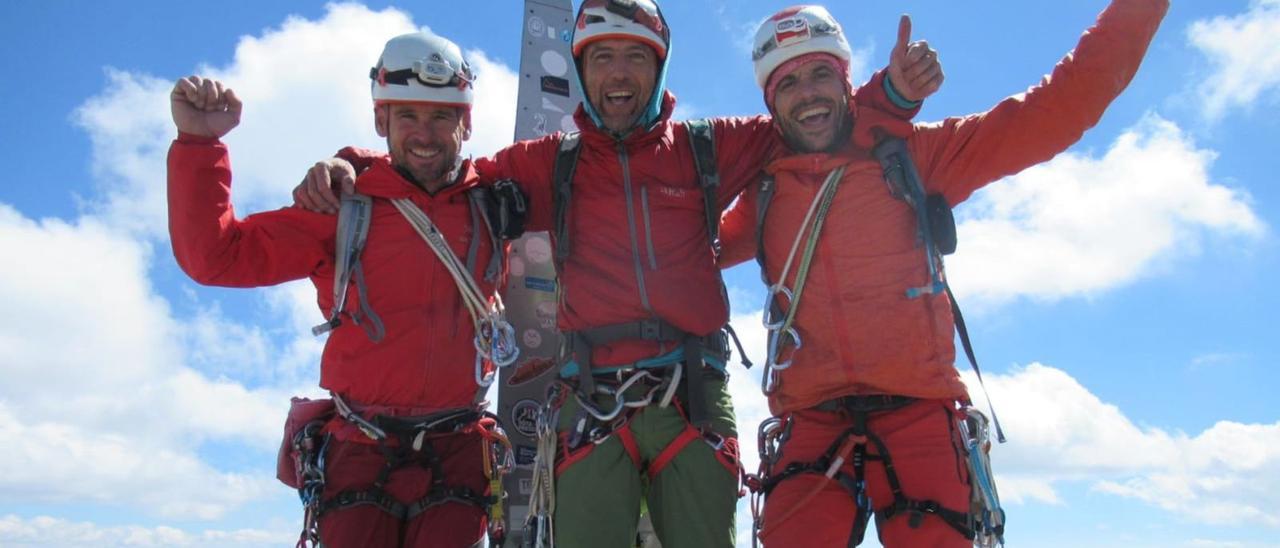 Desde la izquierda, Rafa Viña, Róber de Paz y Santi Cuervo, tras coronar la cumbre del Piz Badile, en los Alpes.