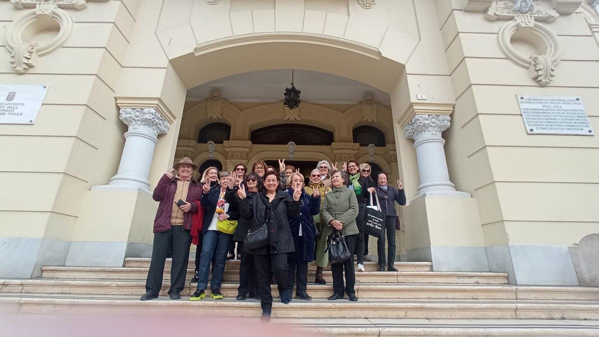 Los vecinos de La Malagueta celebran, en abril de 2024, el apoyo unánime del pleno a un centro ciudadano y un punto de asistencia sanitaria en el Hospital Noble.