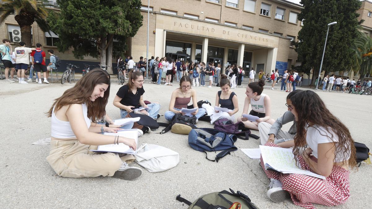 Un grupo de estudiantes repasan los apuntes antes del examen de Historia.