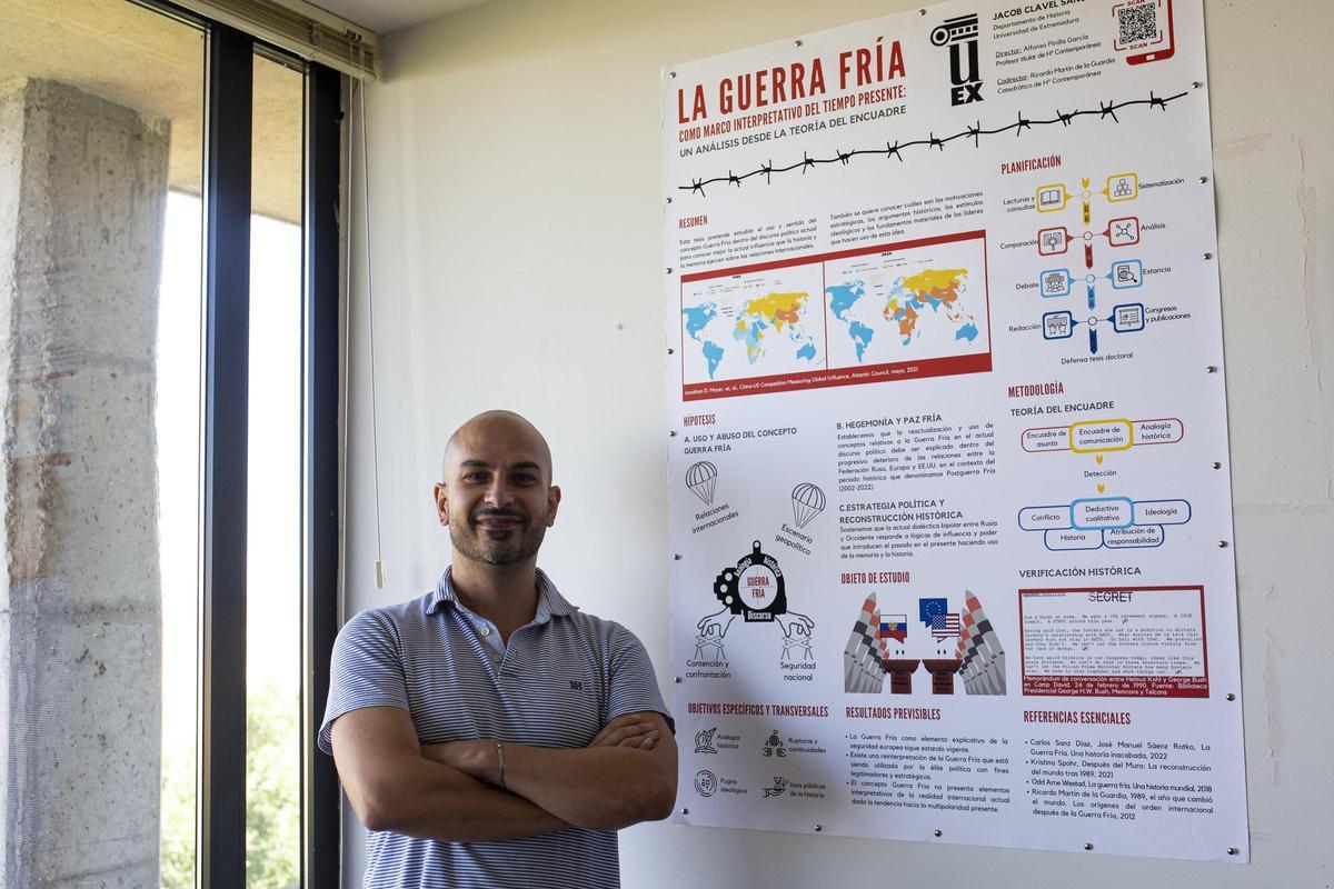 Jacob Clavel, en su despacho en la Facultad de Filosofía, delante del póster científico que expuso en Murcia.