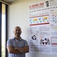 Jacob Clavel, en su despacho en la Facultad de Filosofía, delante del póster científico que expuso en Murcia.