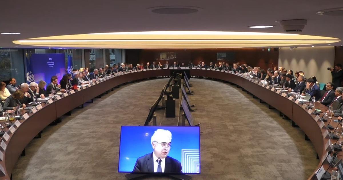 El director de la Agencia Internacional de la Energía, Fatih Birol, se dirige a los líderes de las tecnológicas y los responsables políticos en la Conferencia Global sobre Energía e IA celebrada en diciembre en la sede de la agencia en París.