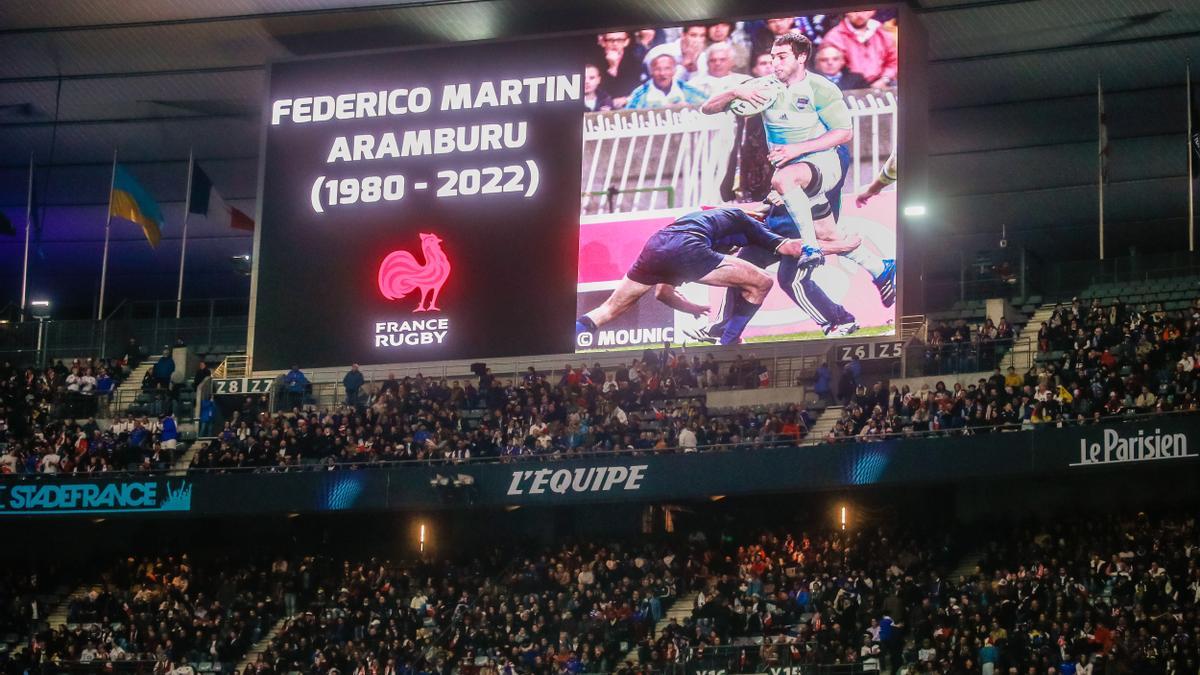 Una pantalla recuerda en el estadio de Saint Denis al exjugador argentino Federico Martín Aramburu.