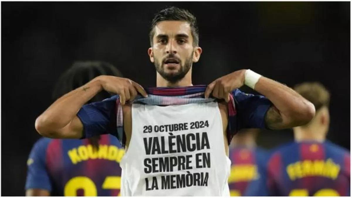 Ferran Torres muestra una camiseta con un lema en apoyo a las víctimas de la dana tras marcar un gol con el FC Barcelona.