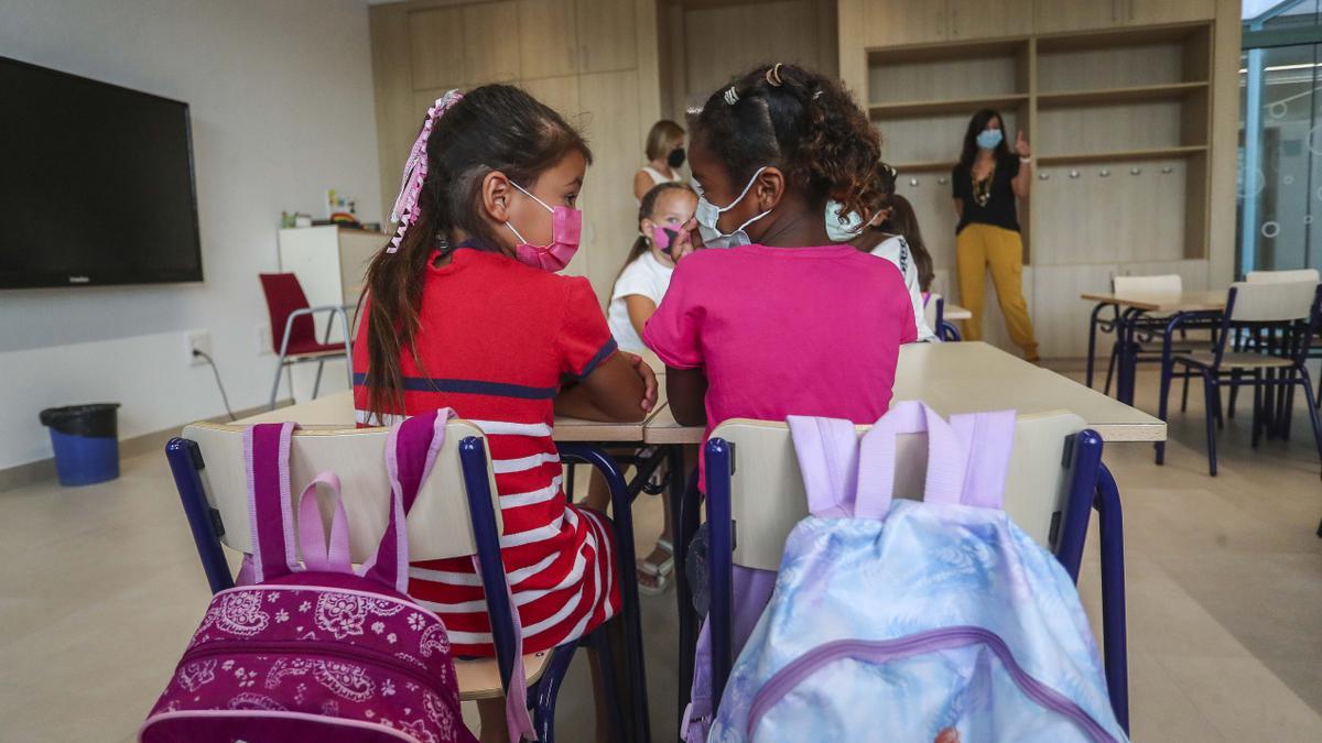 Varias alumnas de infantil en una clase del CEIP Les Arts de València, en una imagen de archivo.