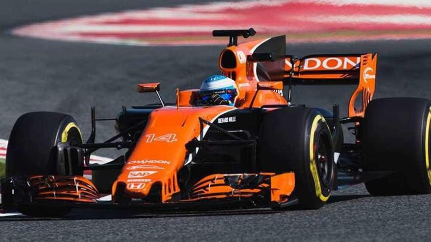 Alonso, ayer, al volante del nuevo McLaren durante la sesión dedicada a la toma de imágenes. // Efe