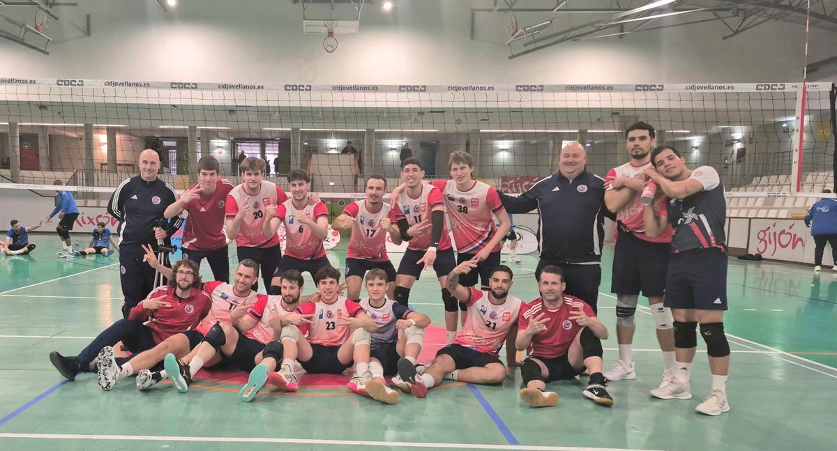 Foto de celebración del CID Jovellanos tras derrotar al líder. En la fila de arriba, por la izquierda, Manolo, Jaime, Adrián, Mario, Moracho, Jorge, Mauro, Adrián Suárez, Álex Mendoza y Michael Carrera. Sentados, por la izquierda, Bruno, Curro, Erik, Edu, Mike, Óscar Rodríguez y Chema.
