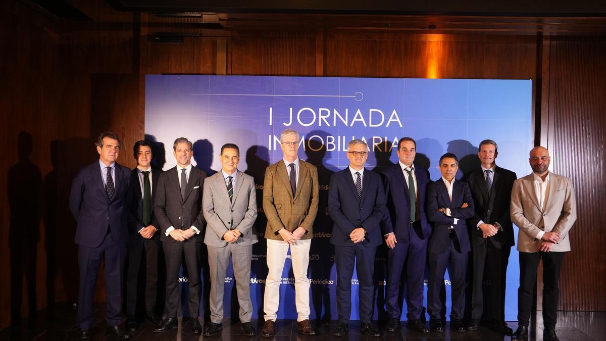 Foto de familia de las I Jornadas Inmobiliarias de Prensa Ibérica. De izquierda a derecha: David Botín, director general de Vivienda Asequible y Flex Living de Aedas Homes; Gabriel Santamarina, periodista de Prensa Ibérica; Alejandro Campoy, director general de Savills España; Juan Antonio Gómez-Pintado, presidente de Vía Ágora; Martí Saballs, director de Información Económica de Prensa Ibérica; David Lucas, secretario de Estado de Vivienda y Agenda Urbana; Borja García-Egotxeaga, CEO de Neinor Homes; Roberto Campos, director general de Avintia Inmobiliaria; Miguel Hernández, presidente ejecutivo de Alantra Banca de Inversión, y Bernat Martínez, director general de TQ Eurocredit