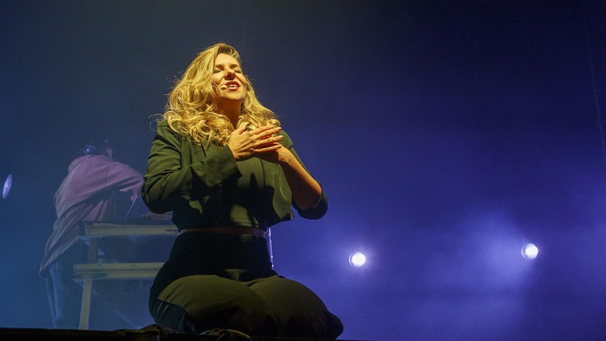 Actuación de Bronquio (al fondo) y Rocío Márquez (primer plano) en Zaragoza en las fiestas del Pilar. Ambos abrirán la Suma Flamenca el 17 de octubre con su 'Tercer cielo'.