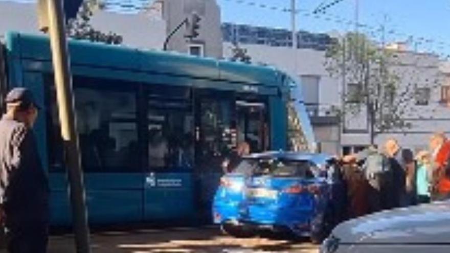 Aparatoso accidente en Tenerife: el tranvía y un coche chocan en Santa Cruz