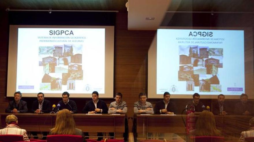 Programa SIGPCA. De izquierda a derecha, Avelino Gutiérrez (Historia), Felipe Fernández (Geografía), Juaco López, Jesús Ignacio Jiménez y Daniel Herrera, durante la presentación del proyecto en el Museo Arqueológico. | miki lópez