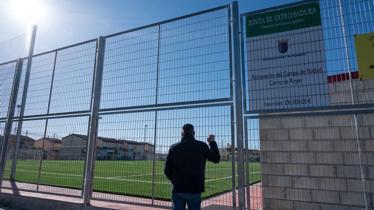 El nuevo campo de fútbol de Cerro de Reyes, cuando terminó la obra en diciembre de 2020.