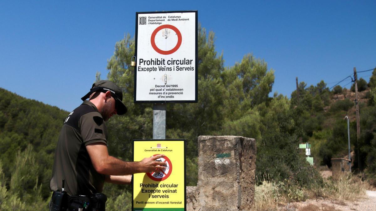 Agents Rurals i tanquen l’accés a un camí forestal del Penedès
