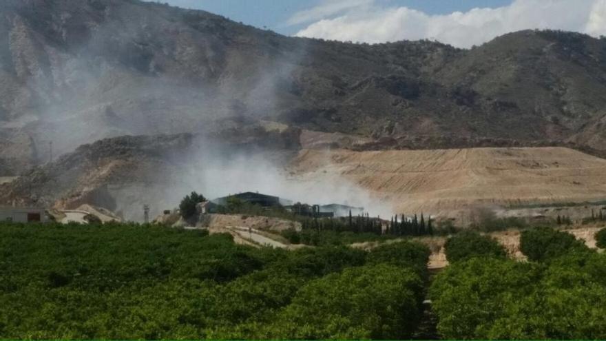 Otro incendio en el vertedero de Proambiente en Orihuela