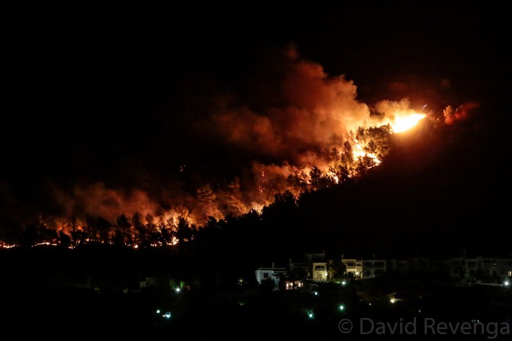 Desalojan a centenares de personas en Xàbia por un incendio que avanza sin control