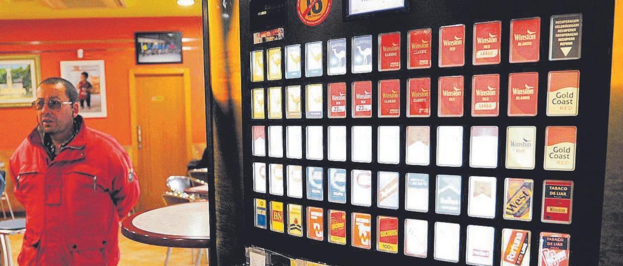 Máquina expendedora de tabaco en un bar.