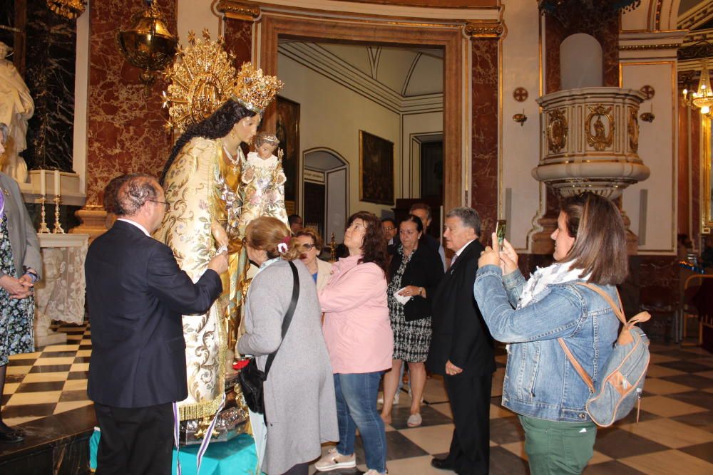 Besamanos de la Virgen de los Desamparados hasta la madrugada