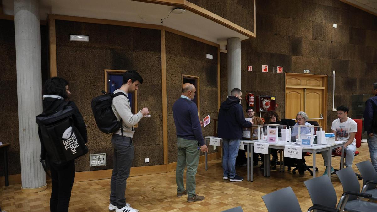 Votaciones en la Escuela de Teleco durante las elecciones de este miércoles.
