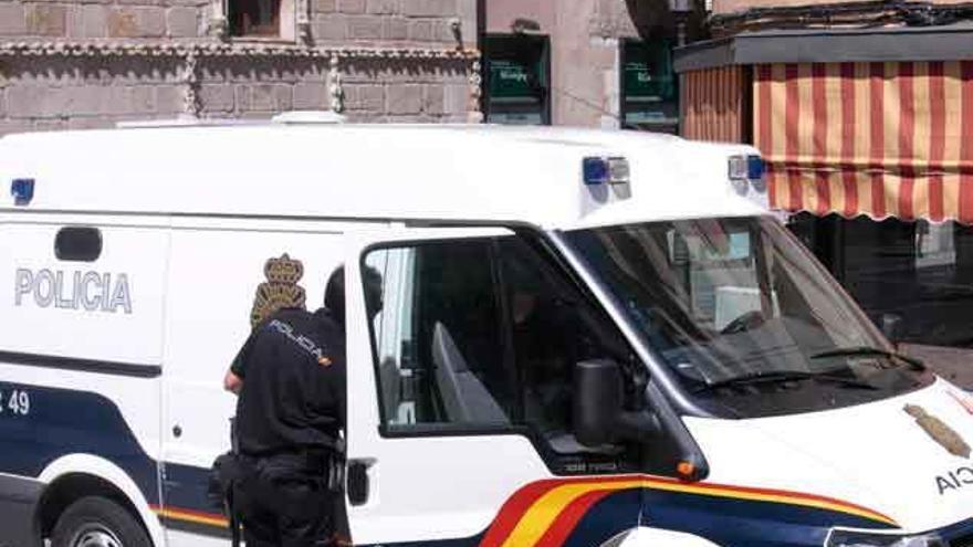 El furgón de la Policía Nacional, ante la Audiencia de Zamora.