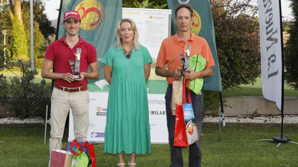 Segunda pareja de segunda categoría. Por la izquierda, Guillermo y Antonio Calvo flanquean a Esperanza Vallina, de Embutidos Vallina. | F. R.