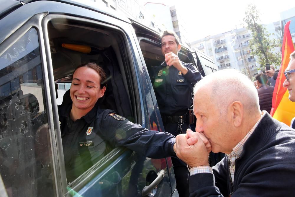 Vigo recibe entre aplausos y al grito de "¡Valientes!" a los agentes de la UIP que regresan de Cataluña