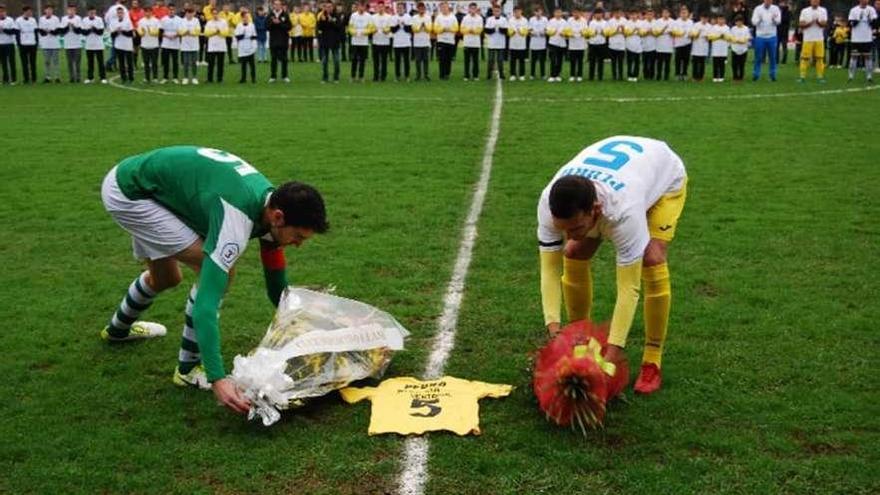 Un momento de homenaje a Pedro Peláez, en el campo de fútbol de Pravia.