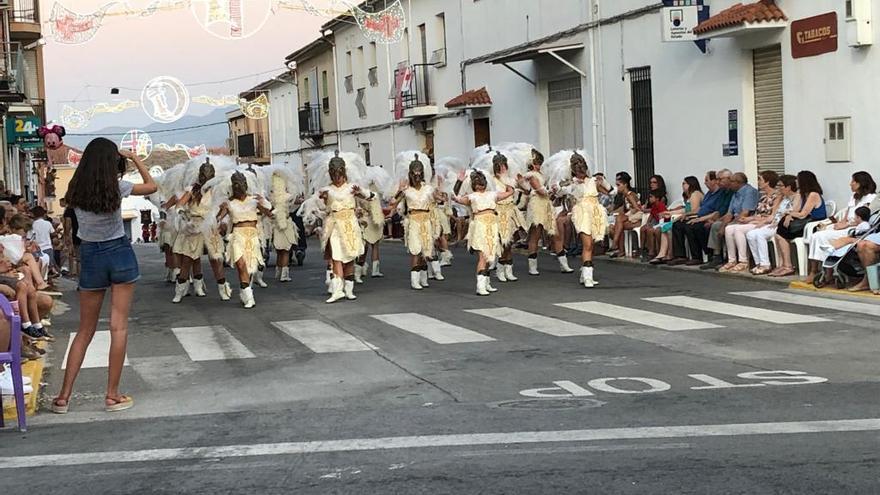 La Entrada de Moros y Cristianos es uno de los actos más destacados en las fiestas.