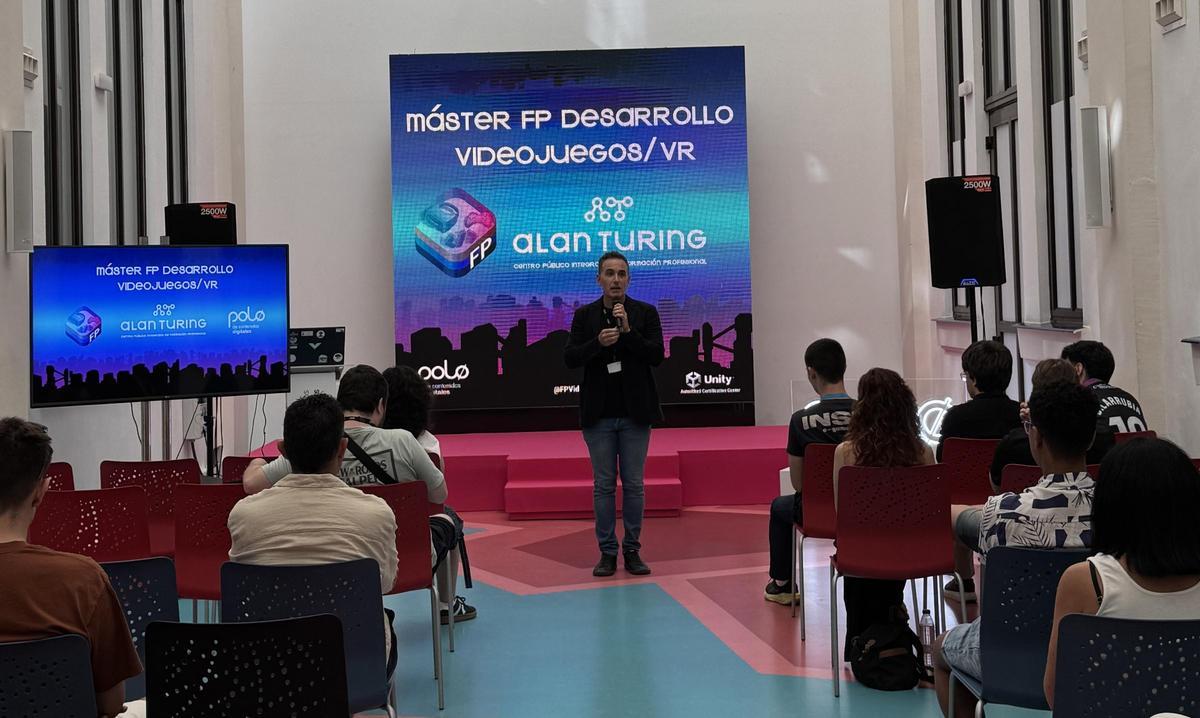 Sergio Banderas, coordinador del máster público de FP en Desarrollo de Videojuegos y RV, durante la graduación de la última edición.