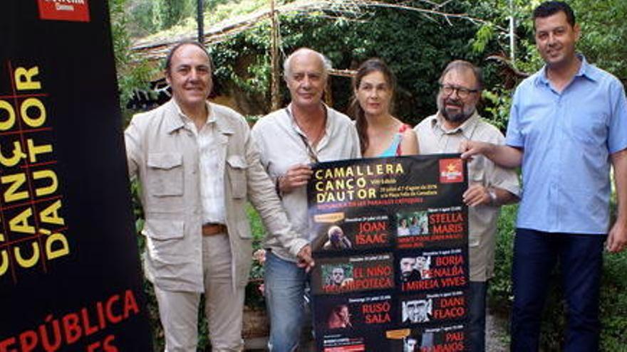 El director del festival Camallera Cançó d&#039;Autor, Pere Camps, acompanyat dels artistes Joan Isaac i Mercè Poch