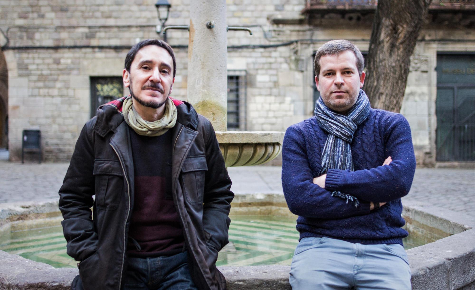 Juan Luis Martínez y Joan Salicrú en la plaza Sant Felip Neri.