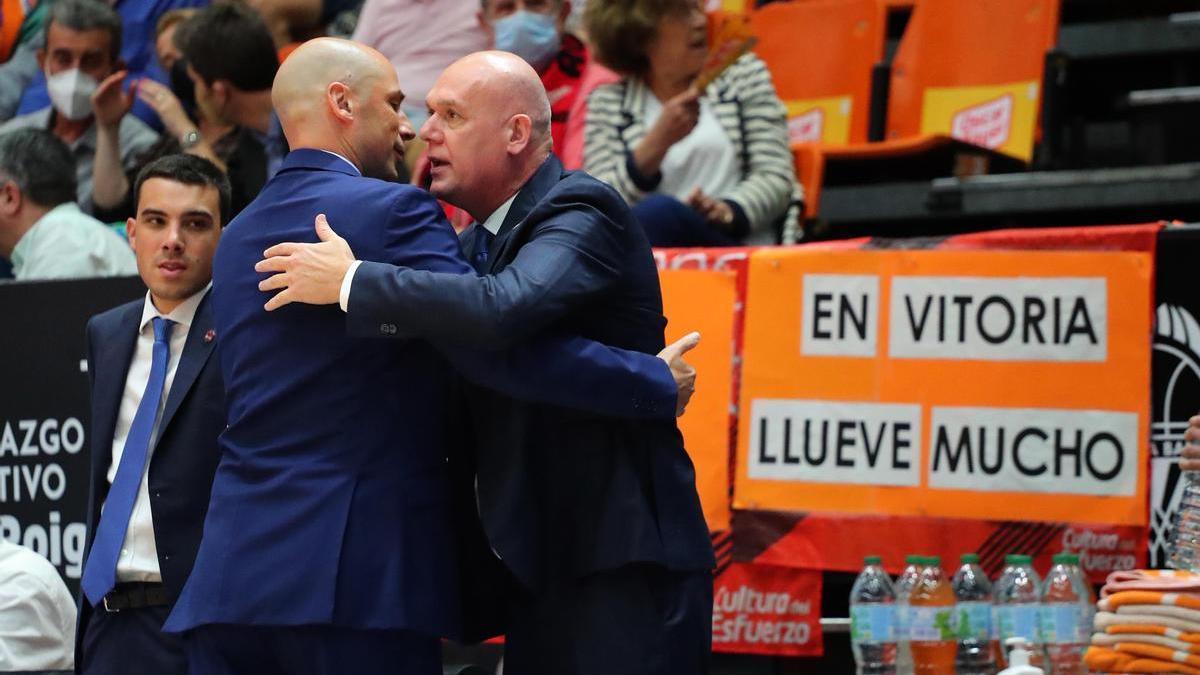 Joan Peñarroya y Neven Spahija, antes del primer partido de cuartos de final del playoff