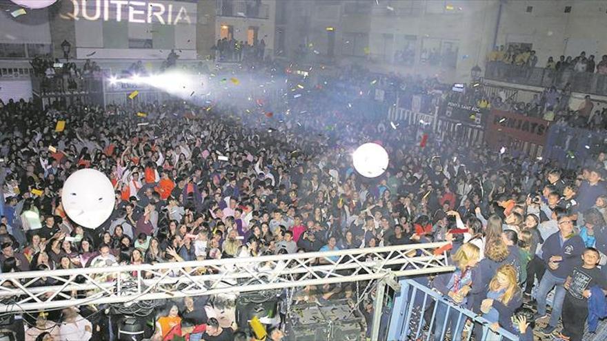 Almassora abarrota la plaza Mayor y estalla la fiesta de la semana grande