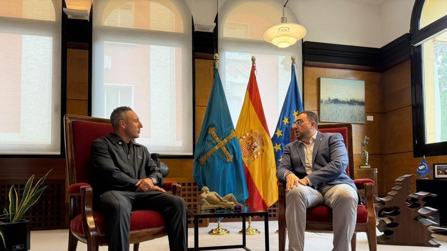 VÍDEO: Santi Cazorla se reúne con Adrián Barbón: "Ahora me toca ser un ultra más del Oviedo y sufrir desde fuera"