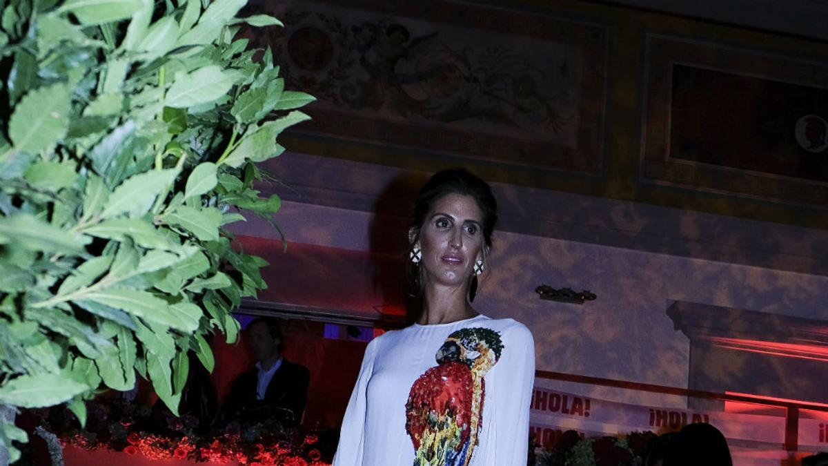 Inés Domecq con vestido blanco con papagallo bordado en lentejuelas