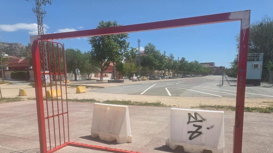 Un menor de 12 años sufre una fractura al caerle encima una portería sin anclar en Villena